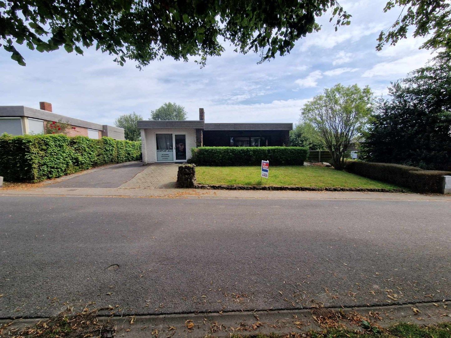 WESTOUTER - Gelijkvloerse woning met ingerichte handelsruimte, 3 slaapkamers en zonnige tuin met zwembad op een rustige omgeving. foto 3