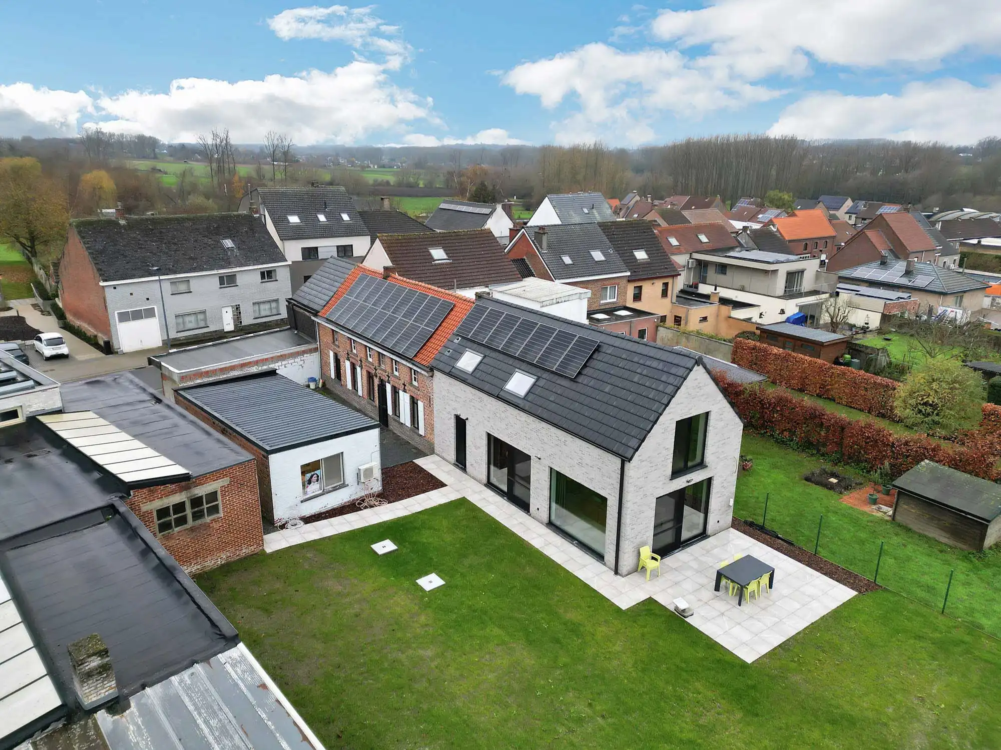 Unieke instapklare (kangoeroe)woning met praktijkruimte foto {{pictureIndex}}