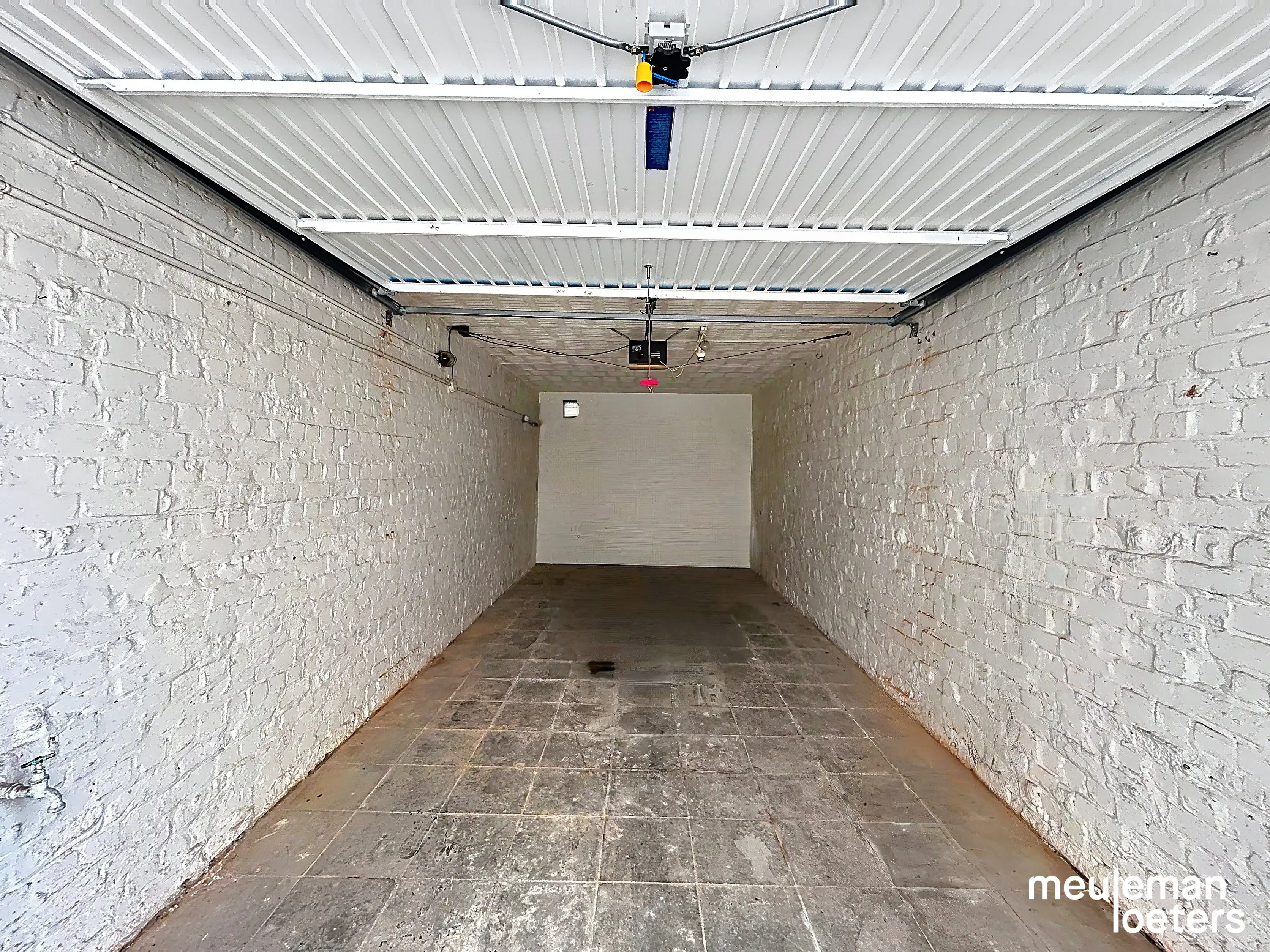 Ruime garagebox te Sint-Michiels foto 3