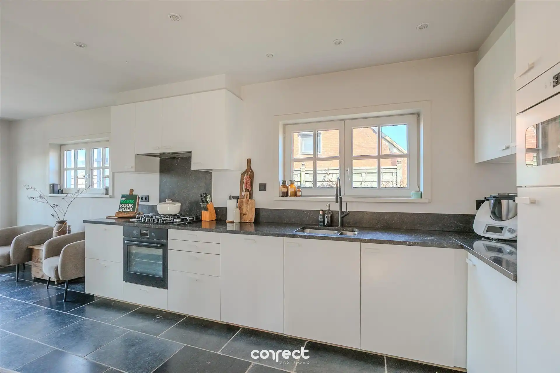 Smaakvolle, volledig gerenoveerde open bebouwing op rustige ligging. foto 7