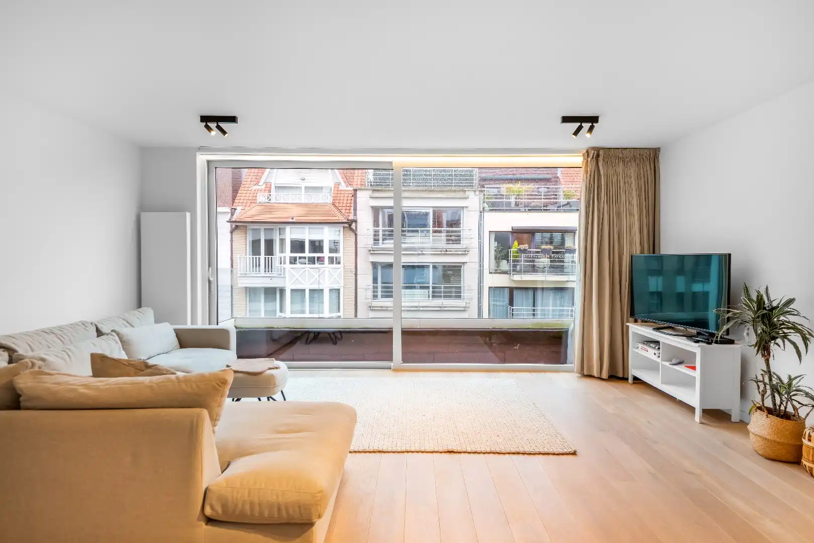 Ruime triplex ( BEN-woning) gelegen vlakbij de Lippenslaan en Zoutelaan op wandelafstand van de Zeedijk. foto 3