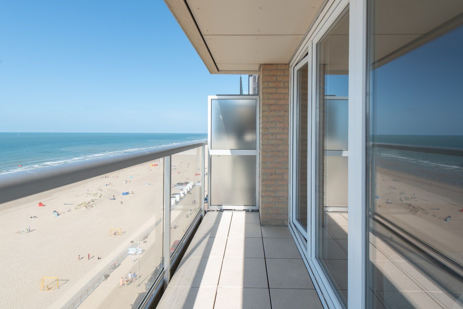 Uniek gerenoveerd doorloopappartement met frontaal zeezicht in residentie Pearl Beach te Middelkerke foto 14