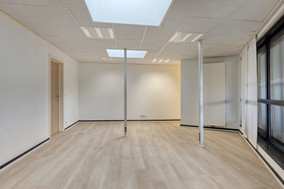 Sterk visueel gelegen kantoorgebouw met 3 standplaatsen en groot bovenliggend appartement met 6% bruto rendement. foto 3