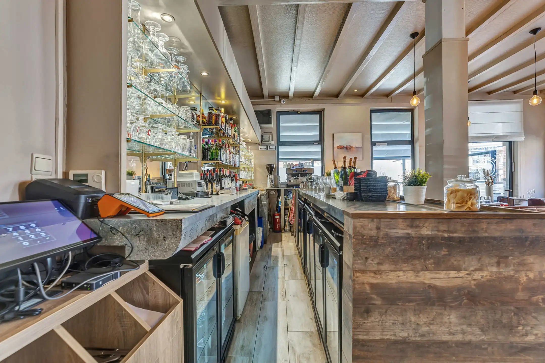 Gewaardeerd restaurant/handelspand met appartementen foto 6