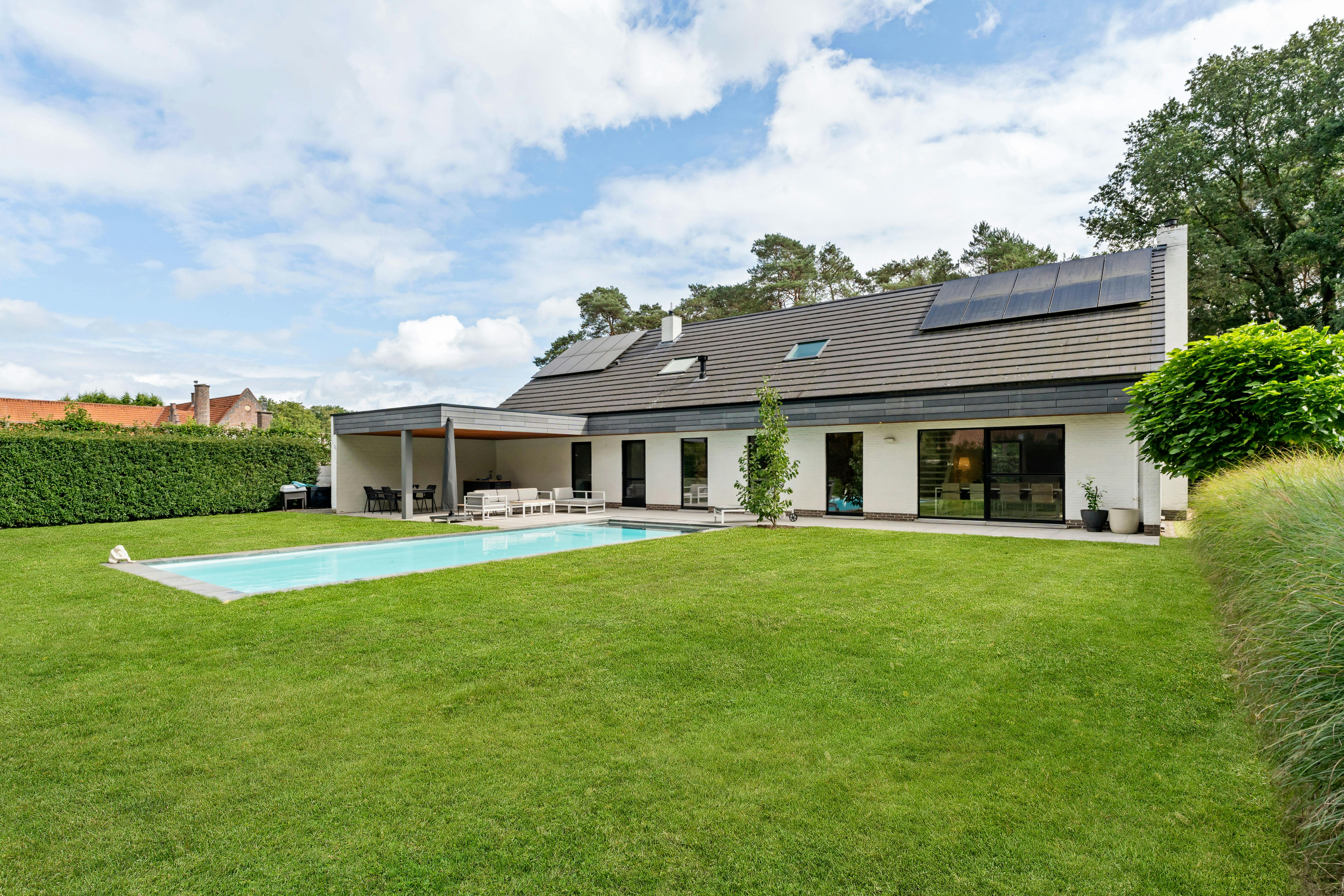 residentieel gelegen woning op 1750 m² te koop in Kasterlee foto {{pictureIndex}}