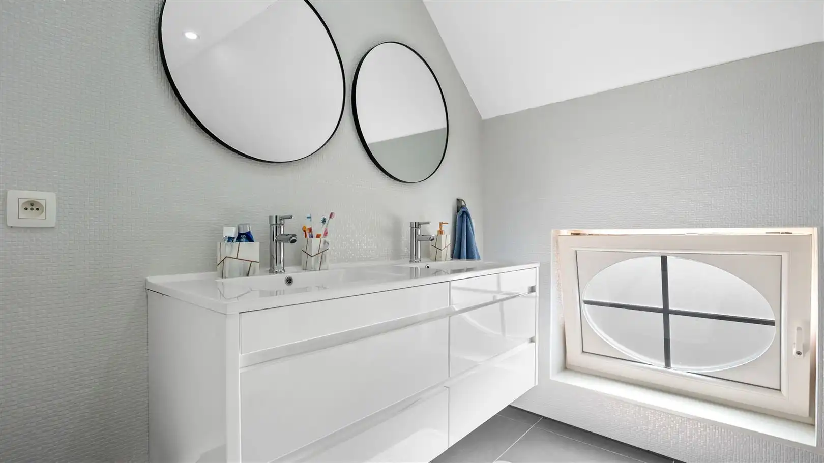 TE KOOP: Kwalitatief afgewerkte woning te Heusden-Zolder! foto 14