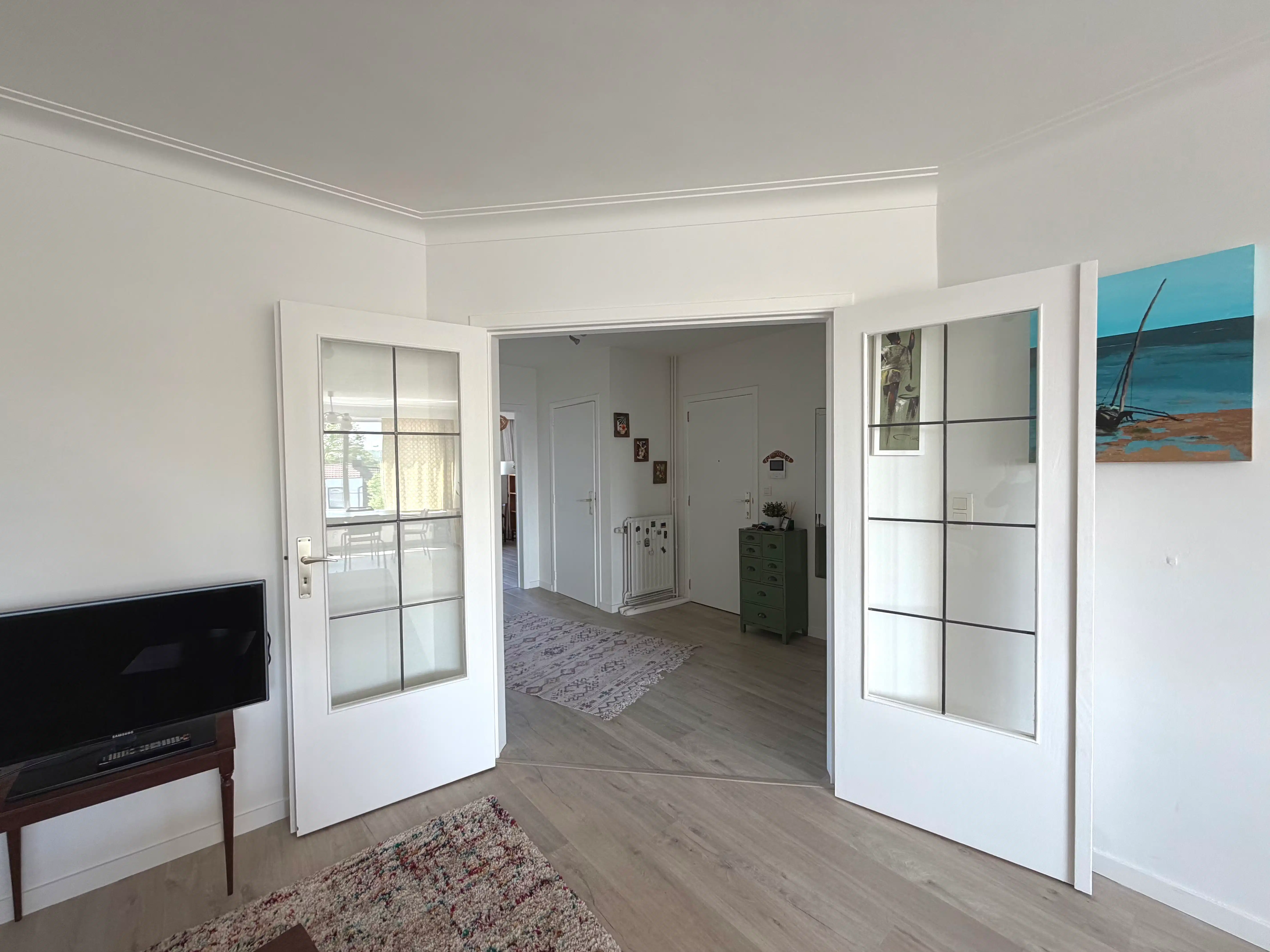 Ruim en gemeubeld 2-slpk app met terras en garagebox foto 2