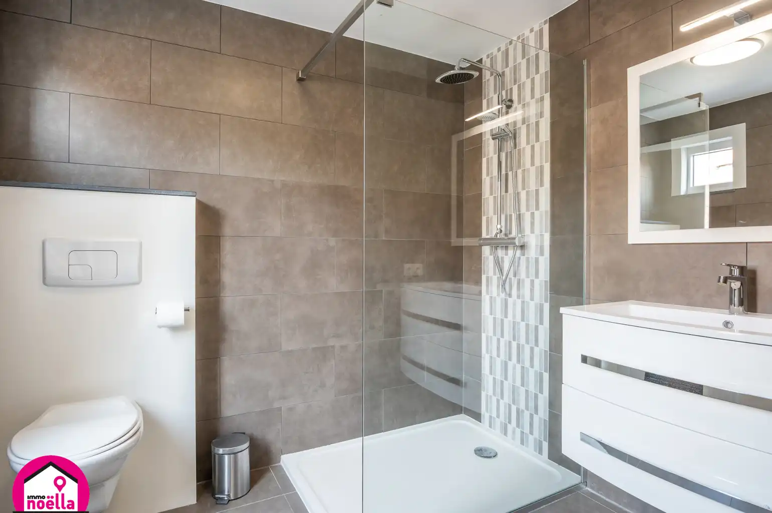 Half open bebouwing met garage en berging foto 3