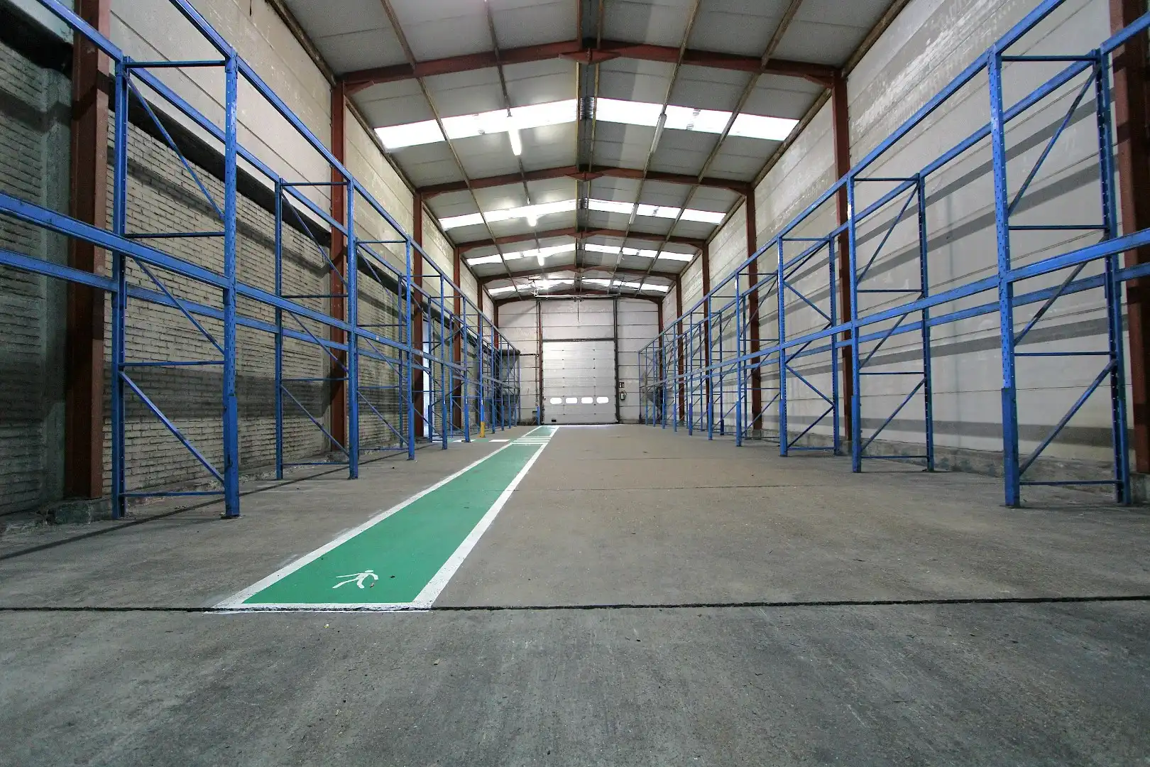 Magazijn (760m²) met koer (1040m²) en bureelruimte (85m²) te huur centrum Knokke Nieuwstraat foto 4