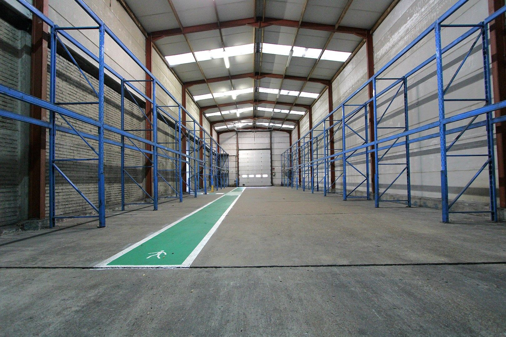 Magazijn (760m²) met koer (1040m²) en bureelruimte (85m²) te huur centrum Knokke Nieuwstraat foto 4