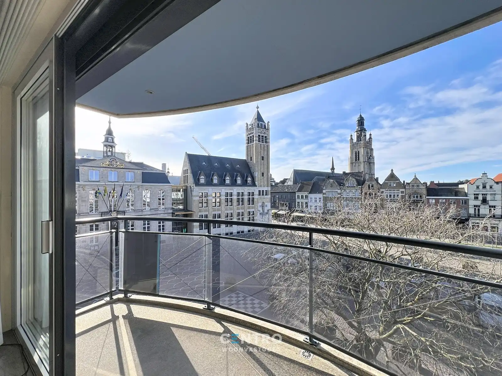 Appartement op AAA-locatie: ruim (127m²), ZONNIG doorloopappartement op de Grote markt (o.a. 2 slpk, dressing, 2 badk, 2 terrassen). foto {{pictureIndex}}