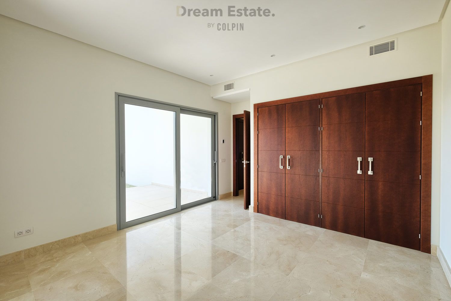 Nieuwe moderne villa met uitzicht op zee en bergen. foto 22