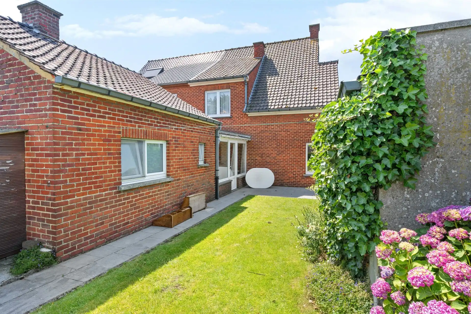 Ruime gezinswoning met garage in landelijke omgeving foto 3