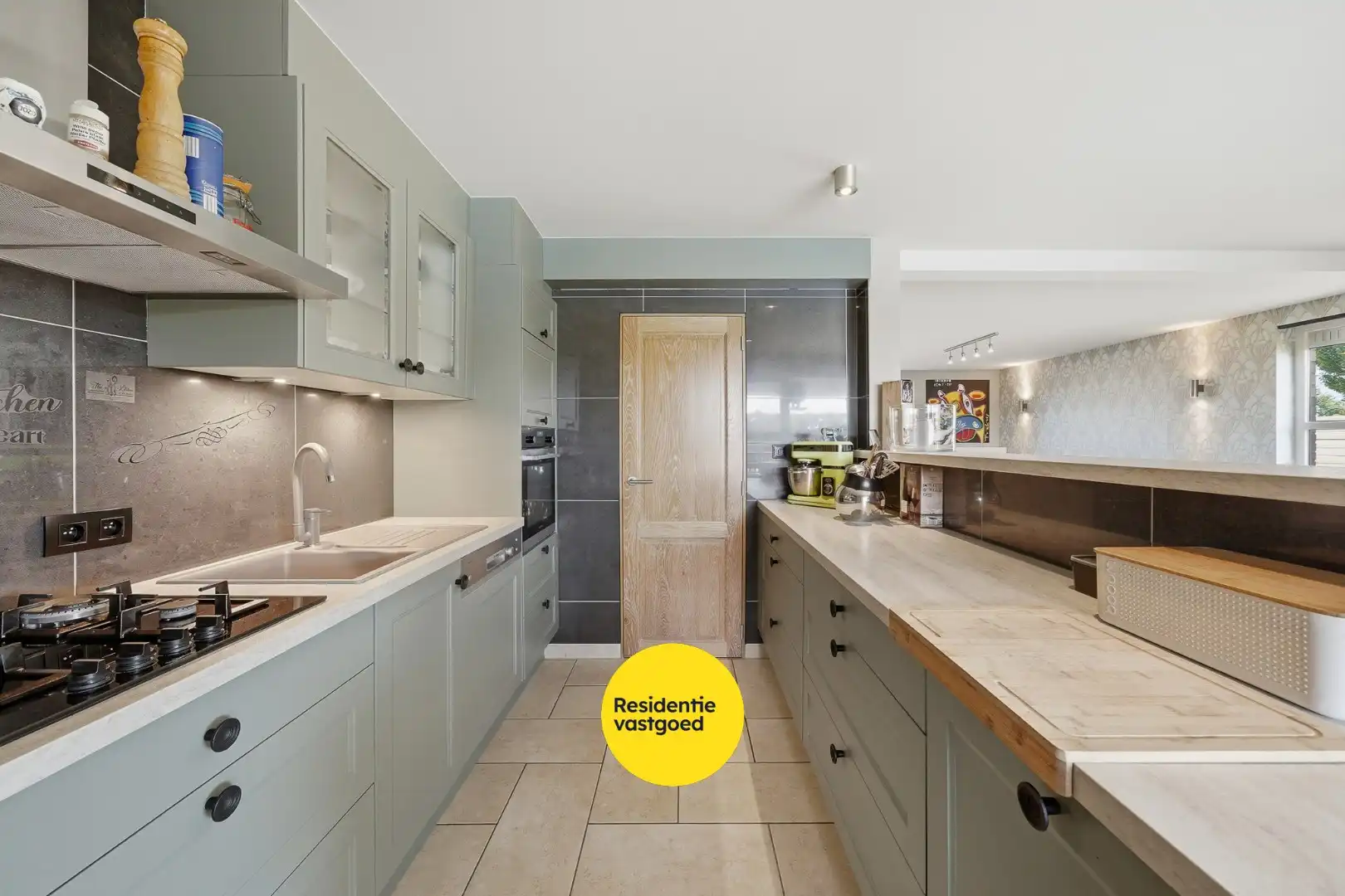 Instapklare halfopen bebouwing met 3 slaapkamers en zwembad foto 8