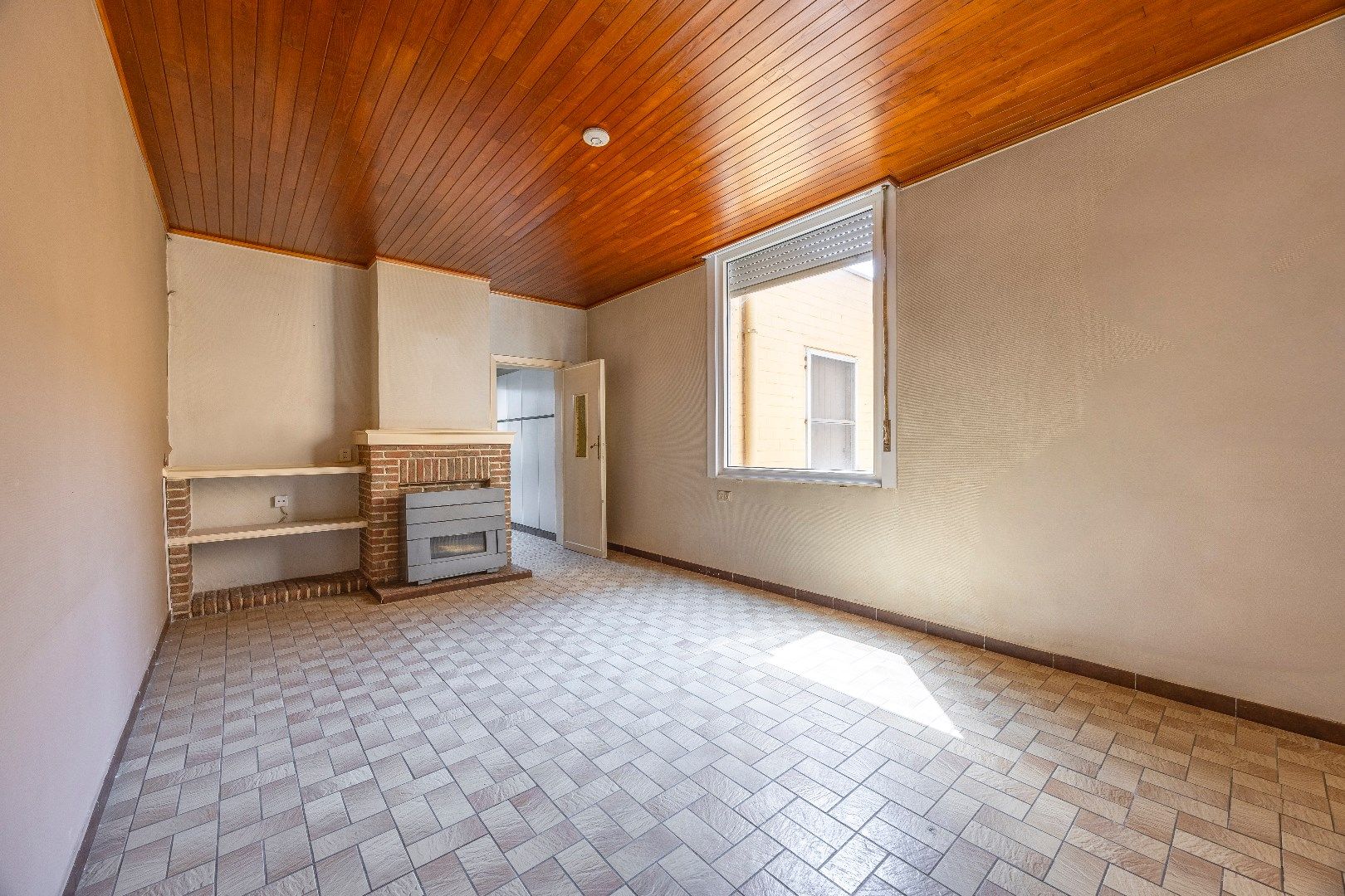 Te renoveren woning met garage en tuin  foto 4