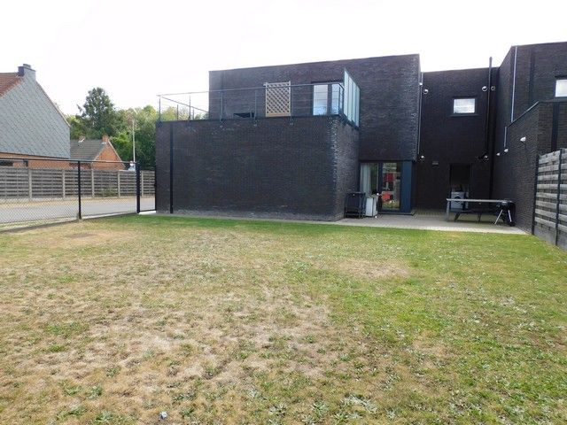 Gelijkvloers appartement met tuin en carport foto 13