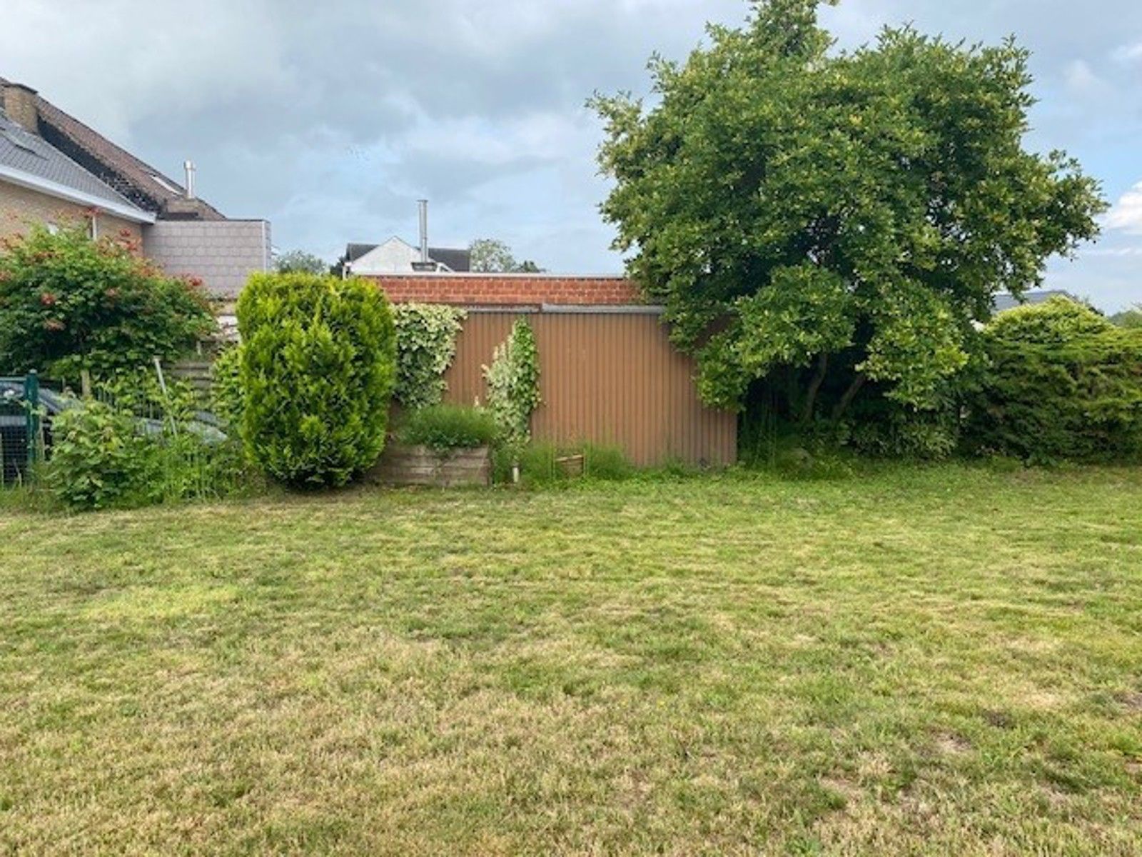 Goedgelegen bouwgrond voor driegevel woning foto 4