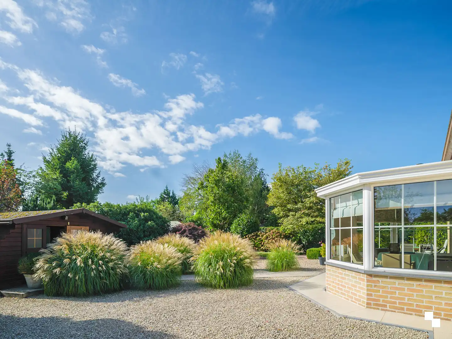 Laagbouwvilla in gegeerde straat met aangename tuin foto 20