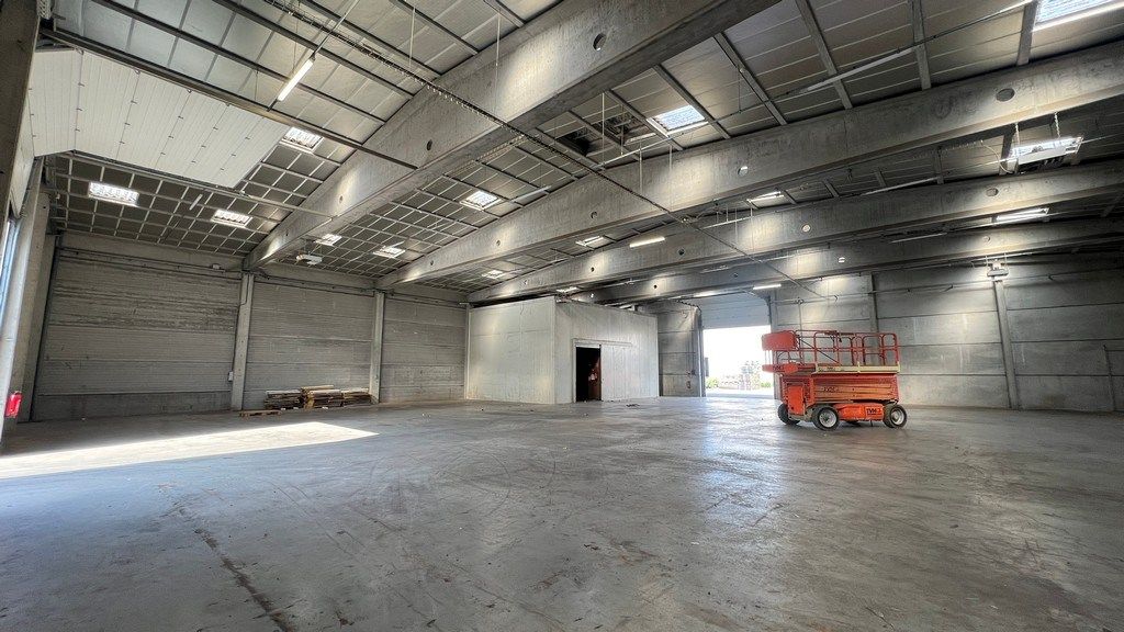 Magazijn met kantoren te huur in haven van Gent foto 5