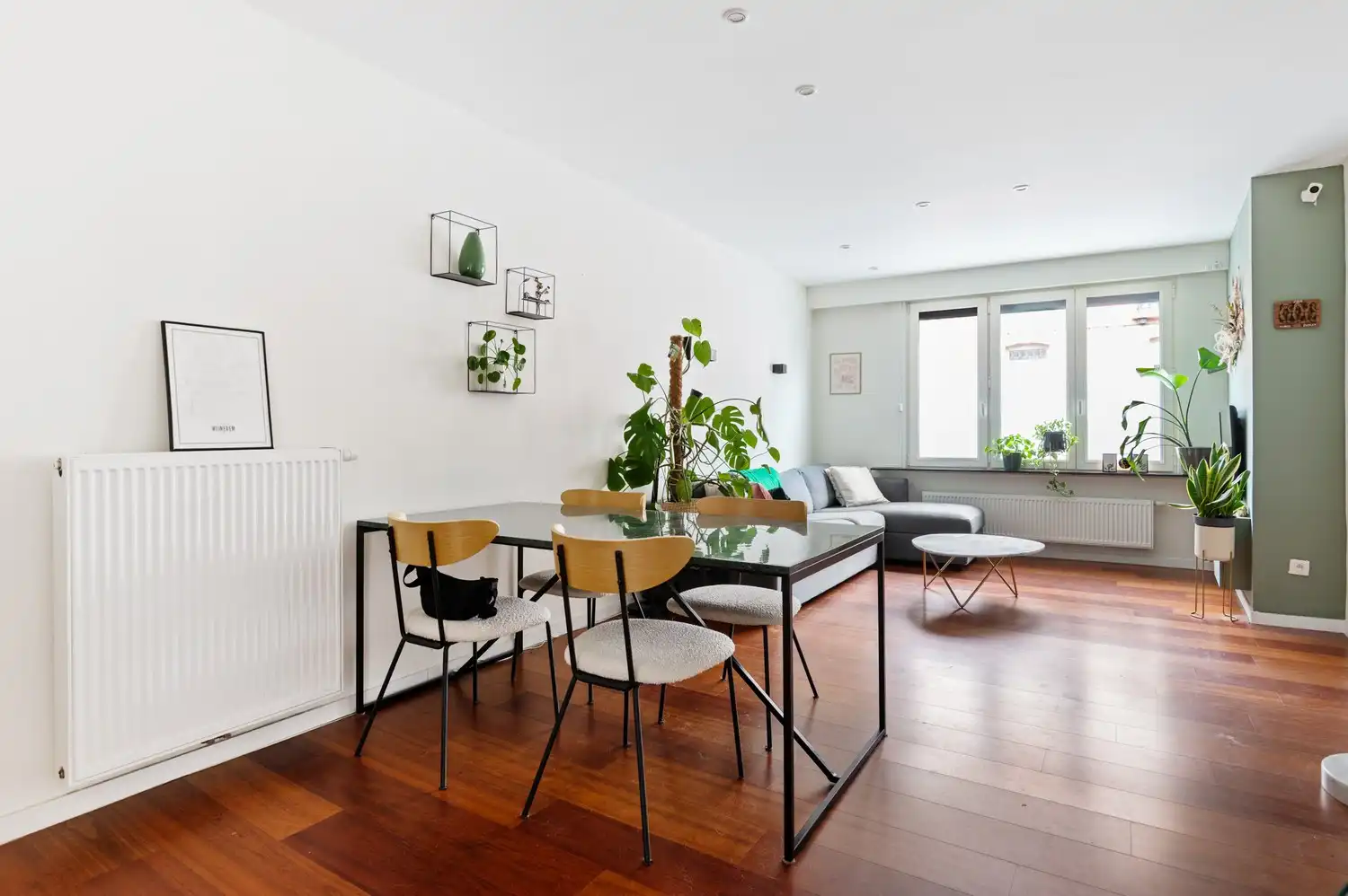 Instapklare gezinswoning met 2-3 slaapkamers, veranda en tuin in hartje Wijnegem! foto 3