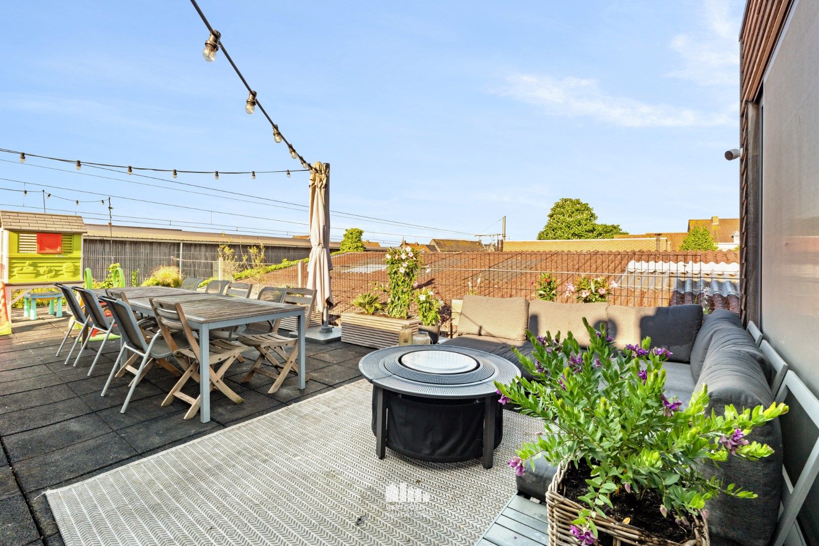 Handelsruimte met moderne woonst en zonnig terras.  foto 12