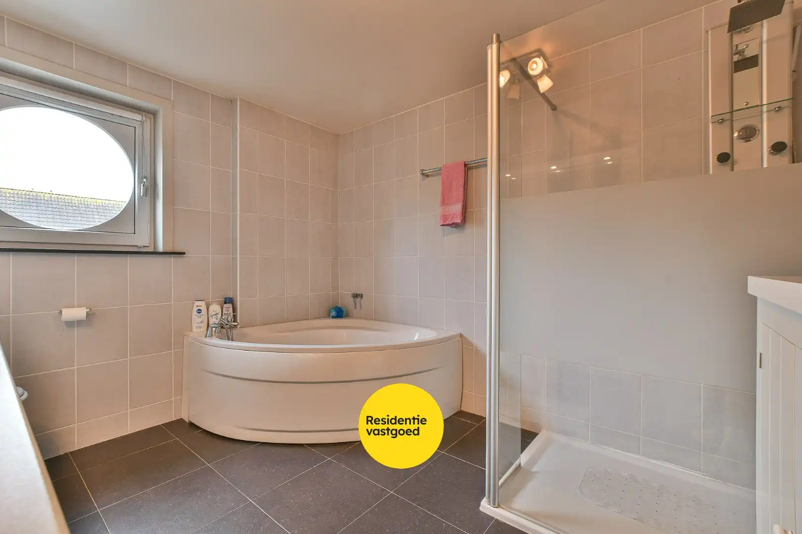 Instapklare halfopen woning met 3 slaapkamers en zonnige tuin in Vosseslag, vlakbij bos en duinen foto 14