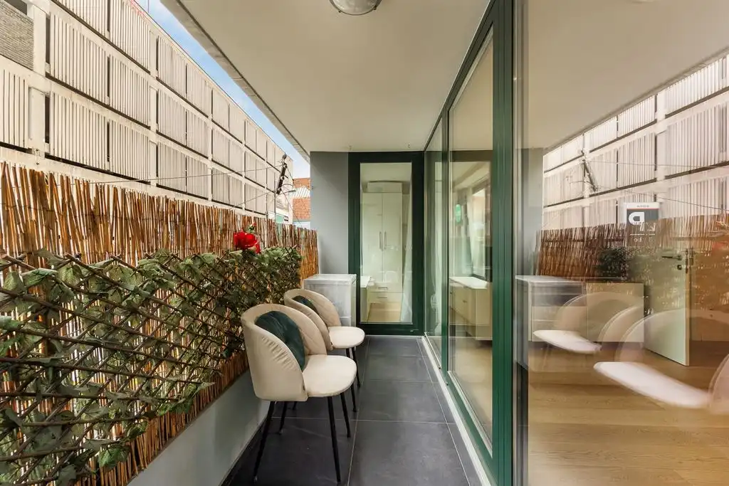 Gerenoveerd appartement met terras foto 4