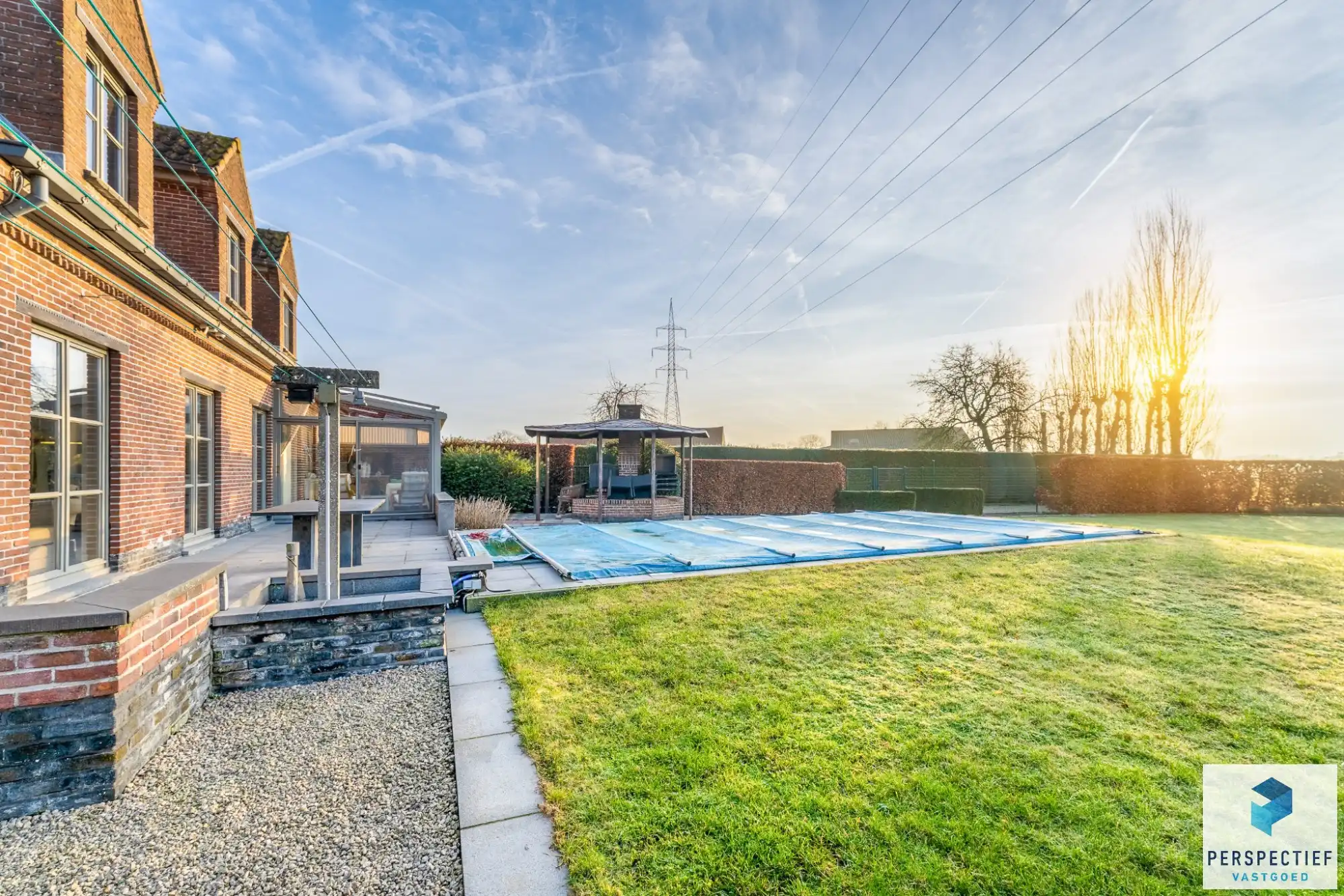 Landelijk gelegen villa met handelsruimte en buitenzwembad op 1370 m² foto 4