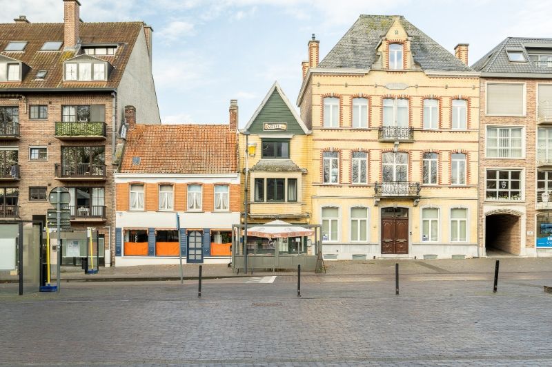 Commercieel handelspand met bovenliggende woonst op de Markt van Ingelmunster foto 3