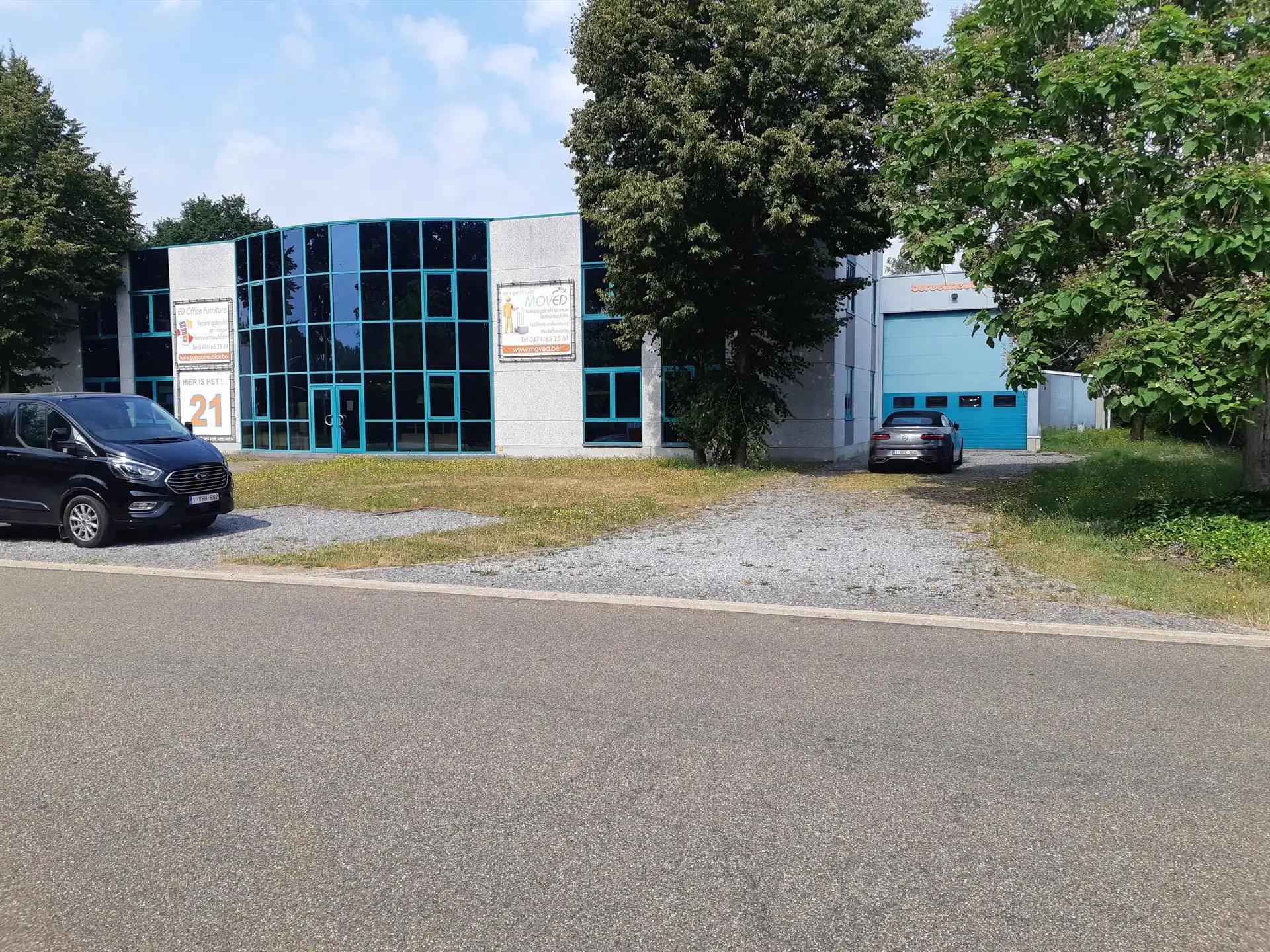 TE HUUR - Bedrijfshal met mooie showroom en kantoorruimte foto 2