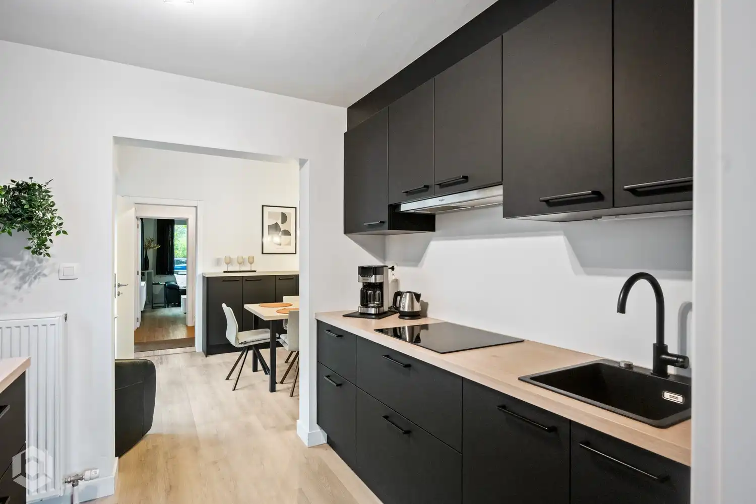 Instapklare woonst met 2slpkrs ,garage en achteringang foto 6