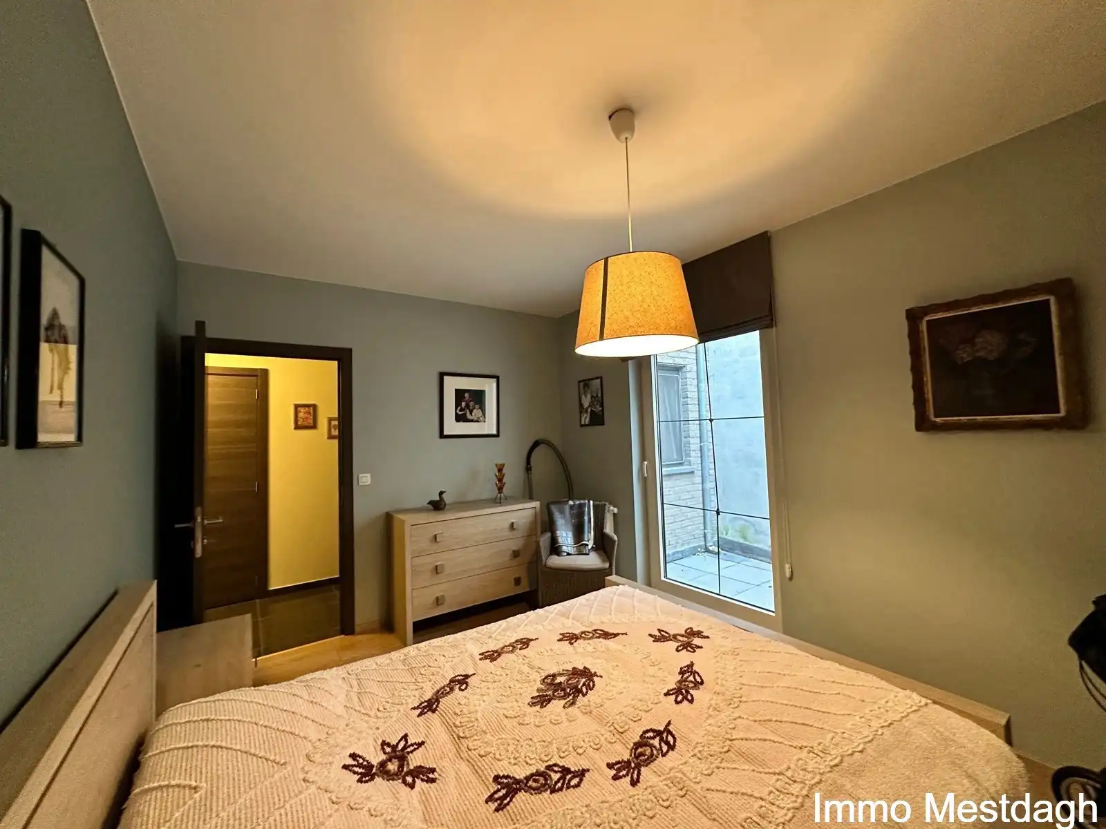 Ruim gelijkvloers appartement met tuin en autostaanplaats. foto 24