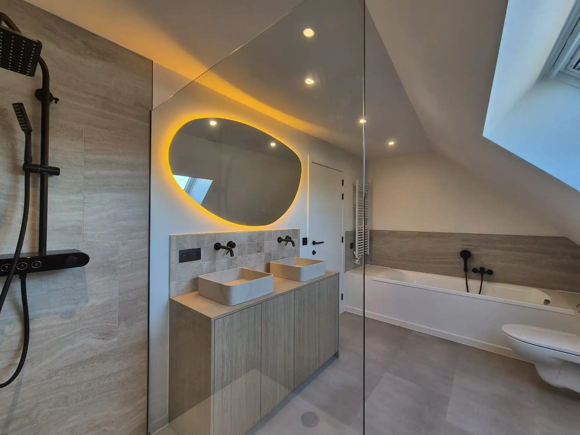 Ruime en luxueus afgewerkte duplex met 4 slaapkamers, terras en tuin. foto 22
