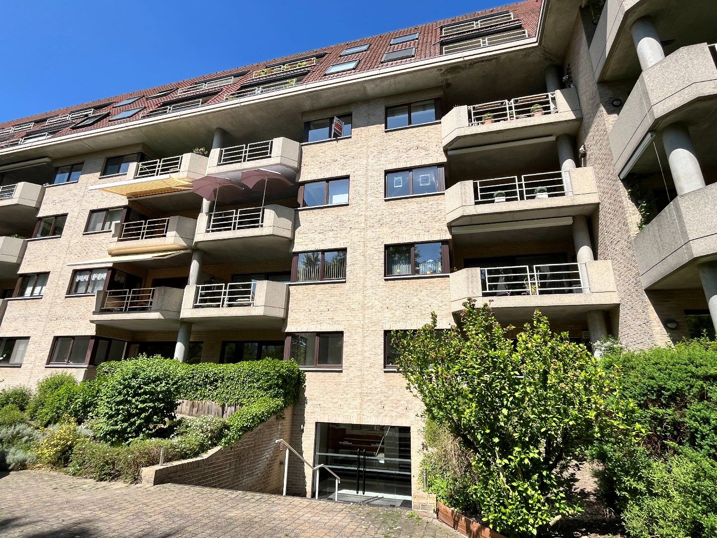 Instapklaar 2 slpk-appartement met 2 terrassen en autostnplts foto 17