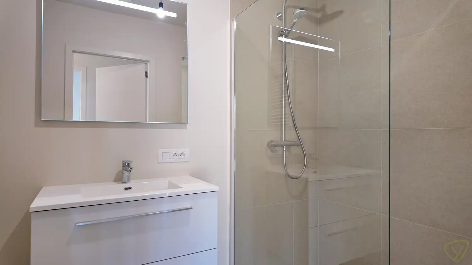 Comfortabel wonen of slim investeren op korte afstand van het centrum van Eeklo foto 6