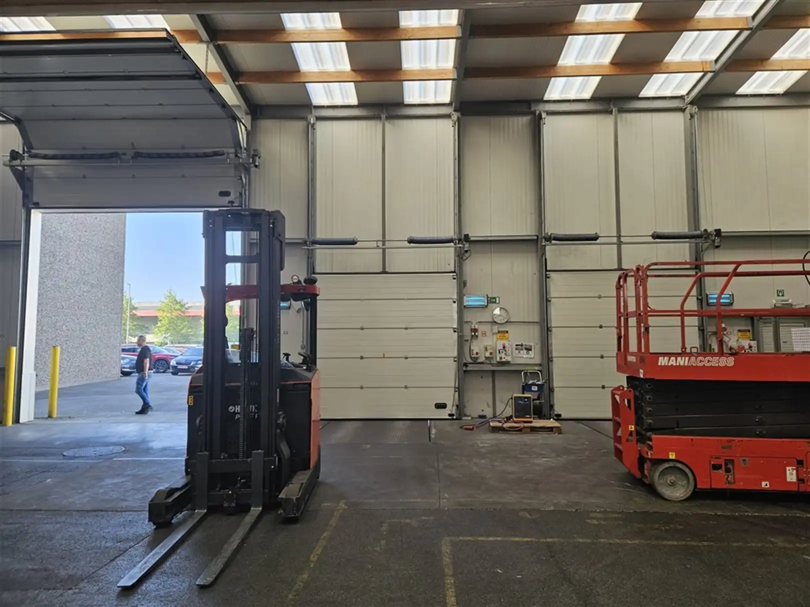 Magazijn met laad- en loskades en kantoren nabij R4 foto 23