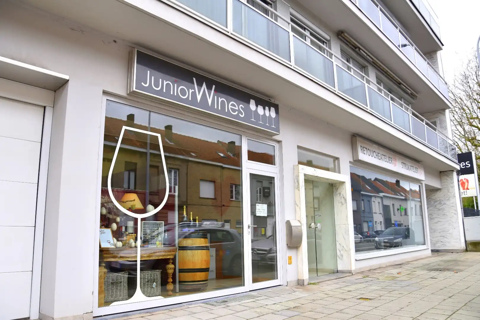 Commercieel pand te koop op de rand van het stadscentrum in Kortrijk foto {{pictureIndex}}