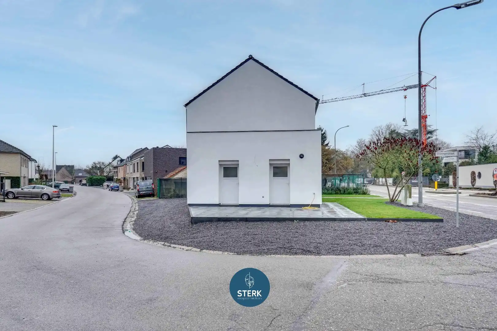 MODERN GERENOVEERDE GEZINSWONING MET 5 SLPKS + 2 BADKAMERS TE LANAKEN !  foto 24