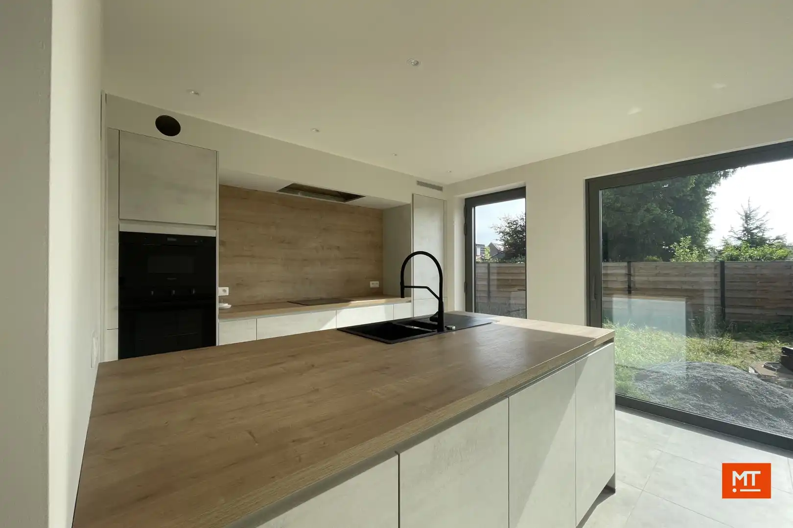 Nieuwbouwwoning te huur met 3 ruime slaapkamers en carport foto 5