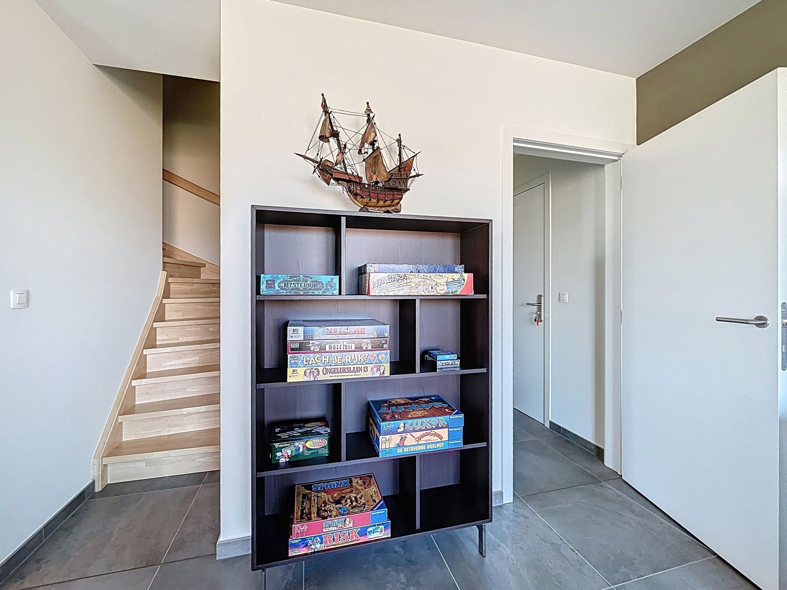 Instapklaar ruim app mét autostaanplaats en terras foto 5