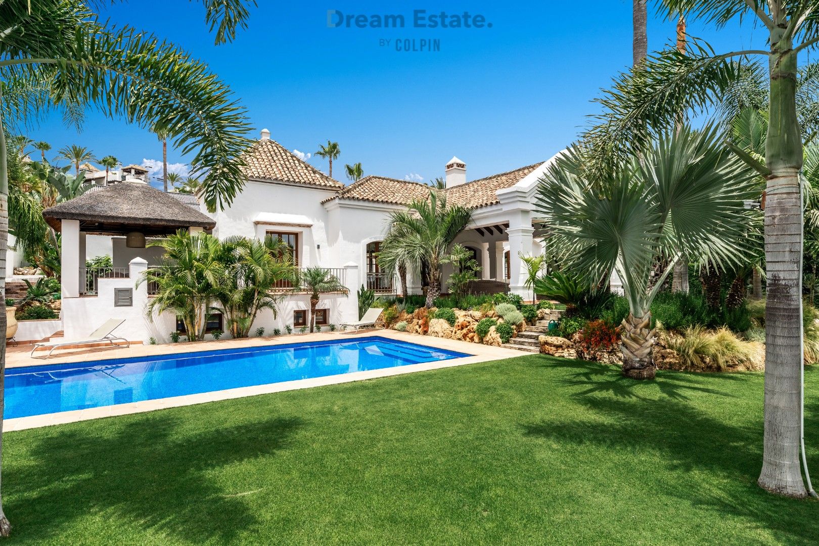 Een werkelijk prachtige Andalusische villa tegenover de golf te Benahavis regio. foto {{pictureIndex}}