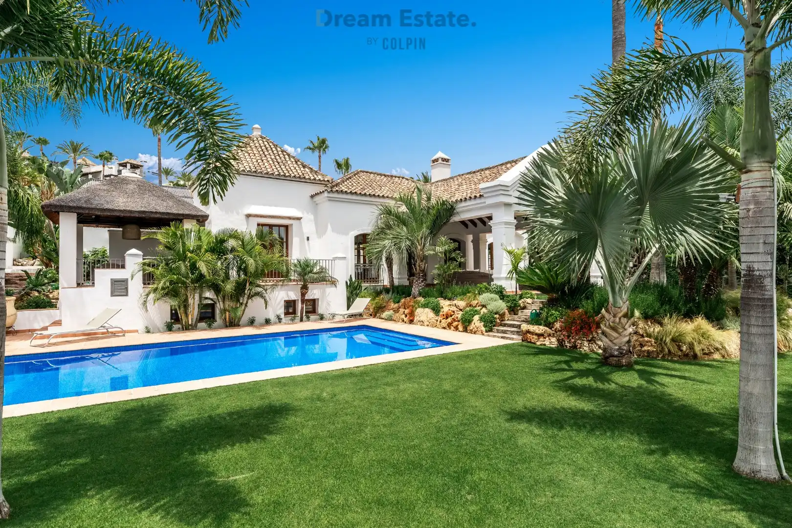 Een werkelijk prachtige Andalusische villa tegenover de golf te Benahavis regio. foto {{pictureIndex}}