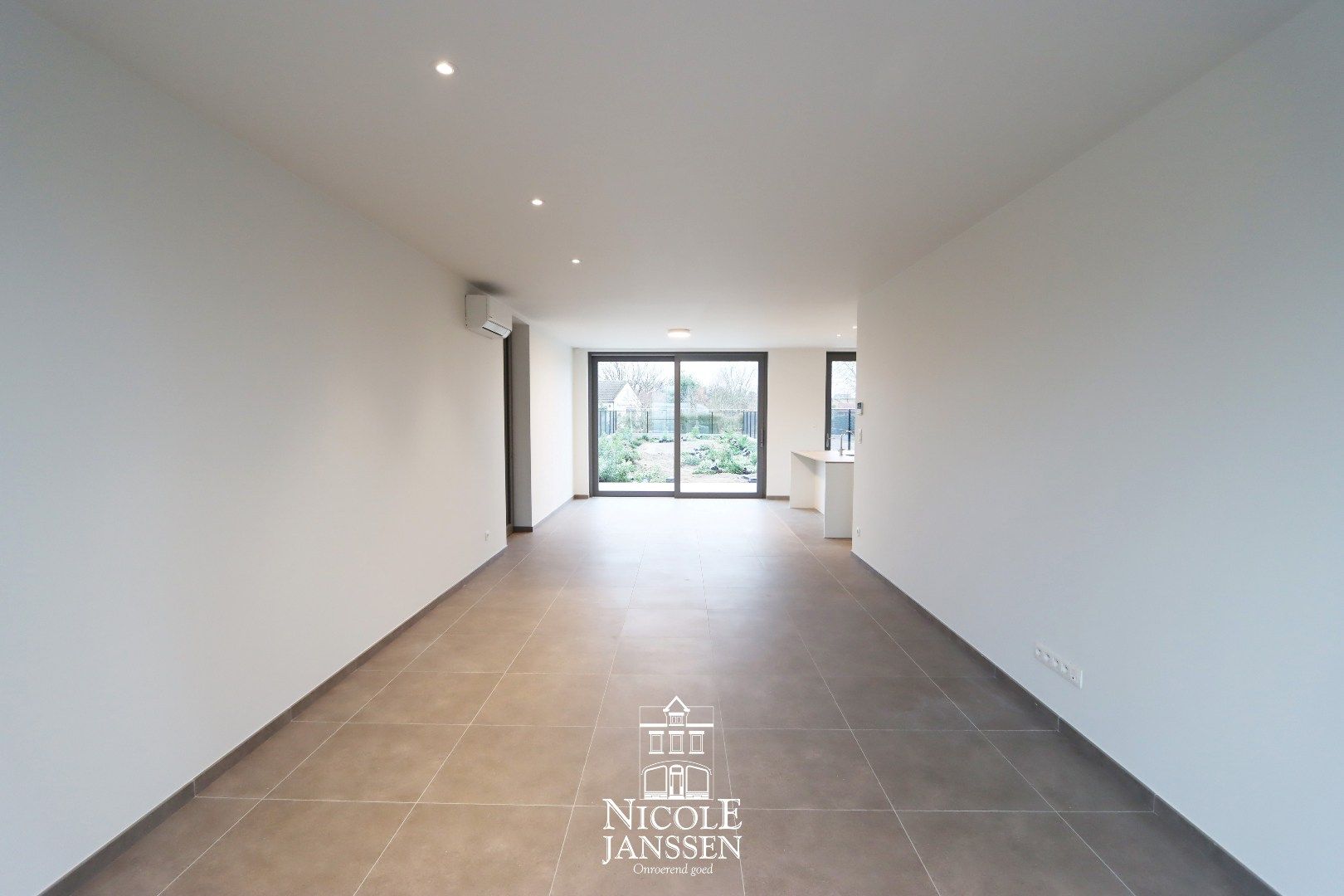 Nieuwbouwwoning met carport foto 2