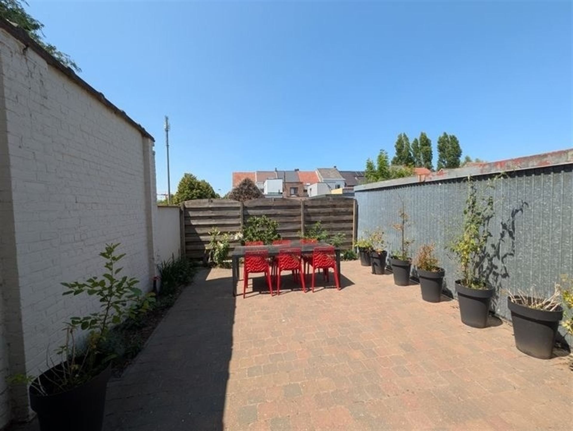 charmante woning met garage en gezellige tuin! foto 3