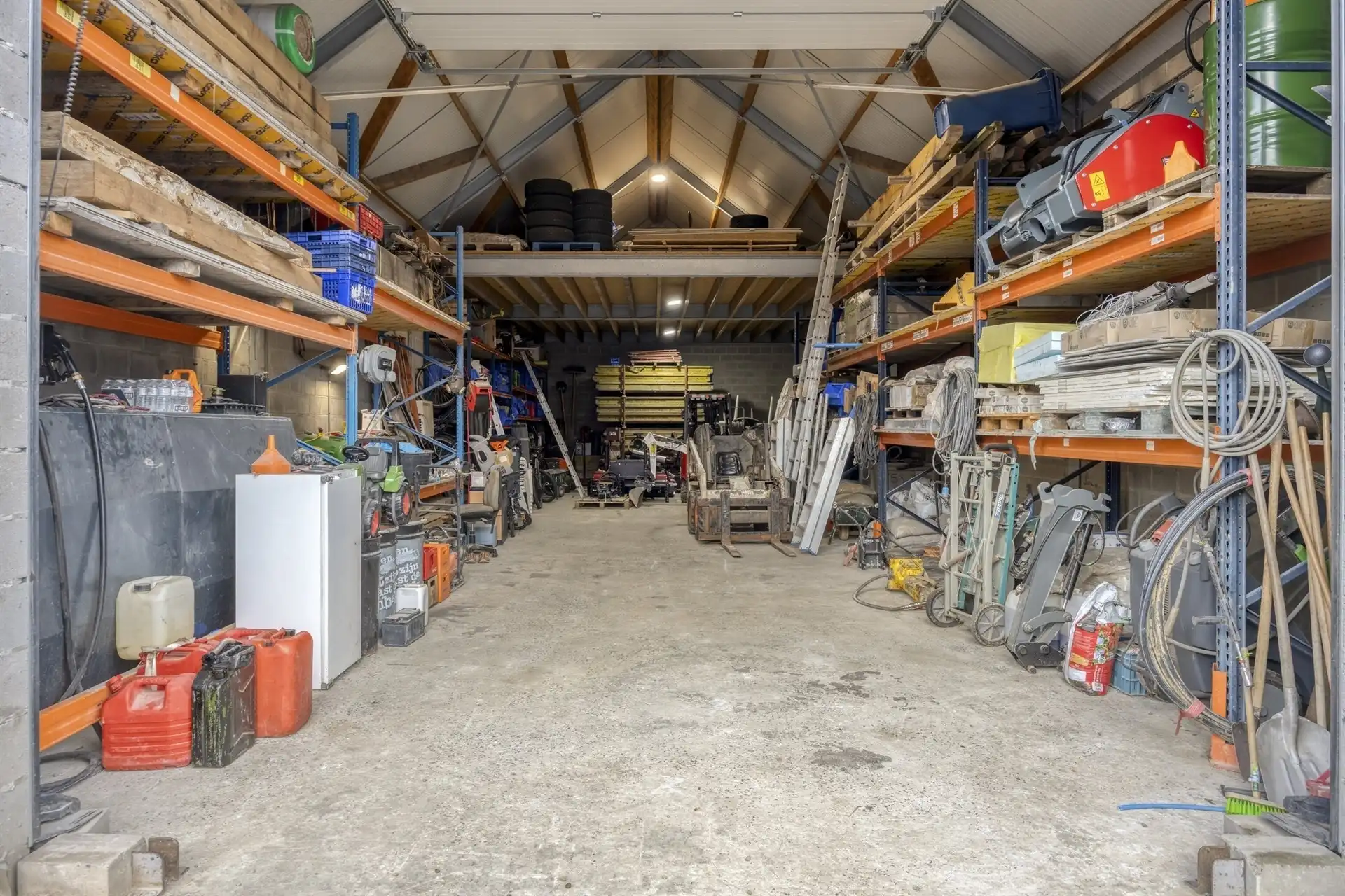 Volledige gerenoveerde woning met loods foto 34