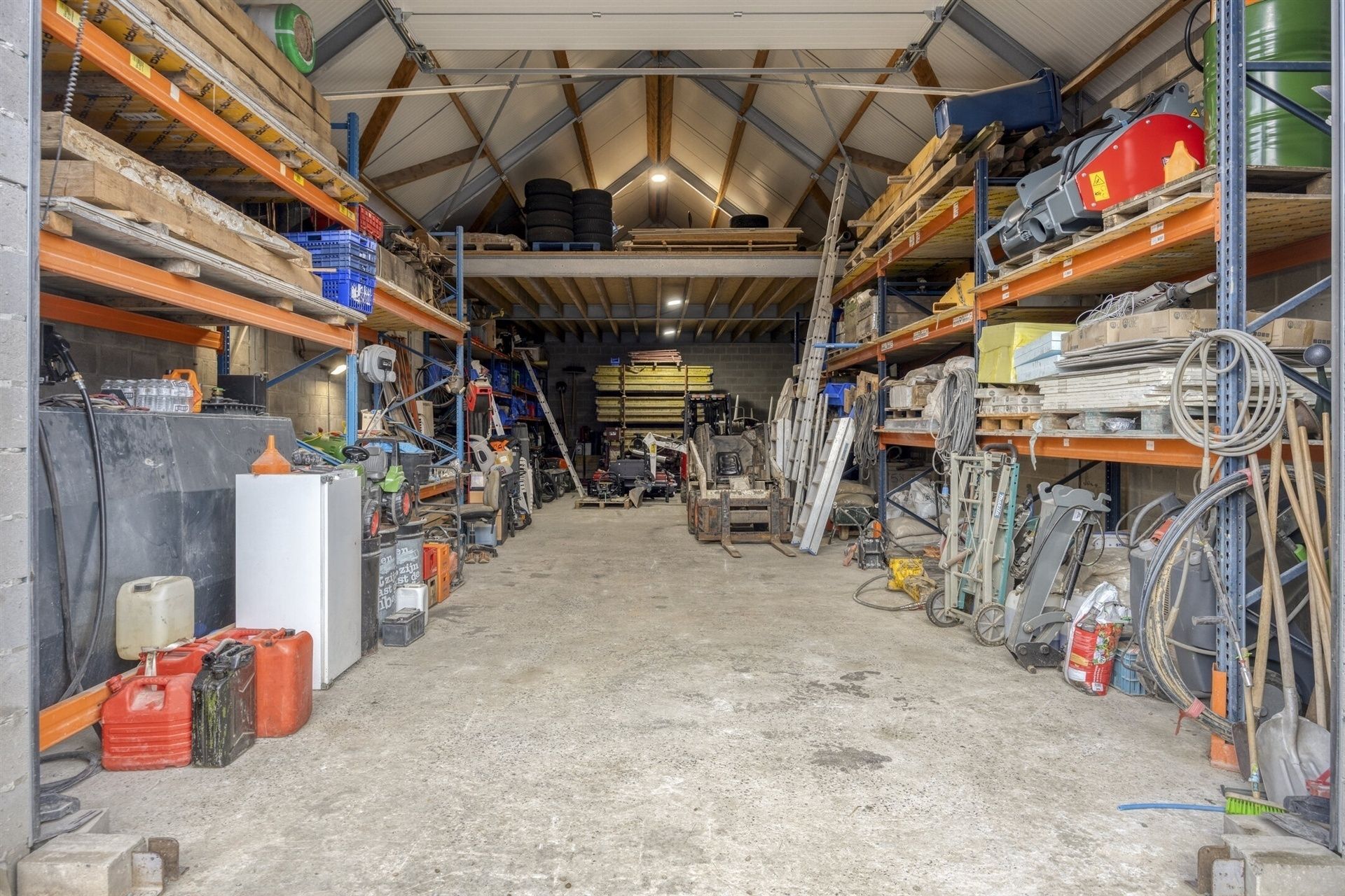 Volledige gerenoveerde woning met loods foto 34