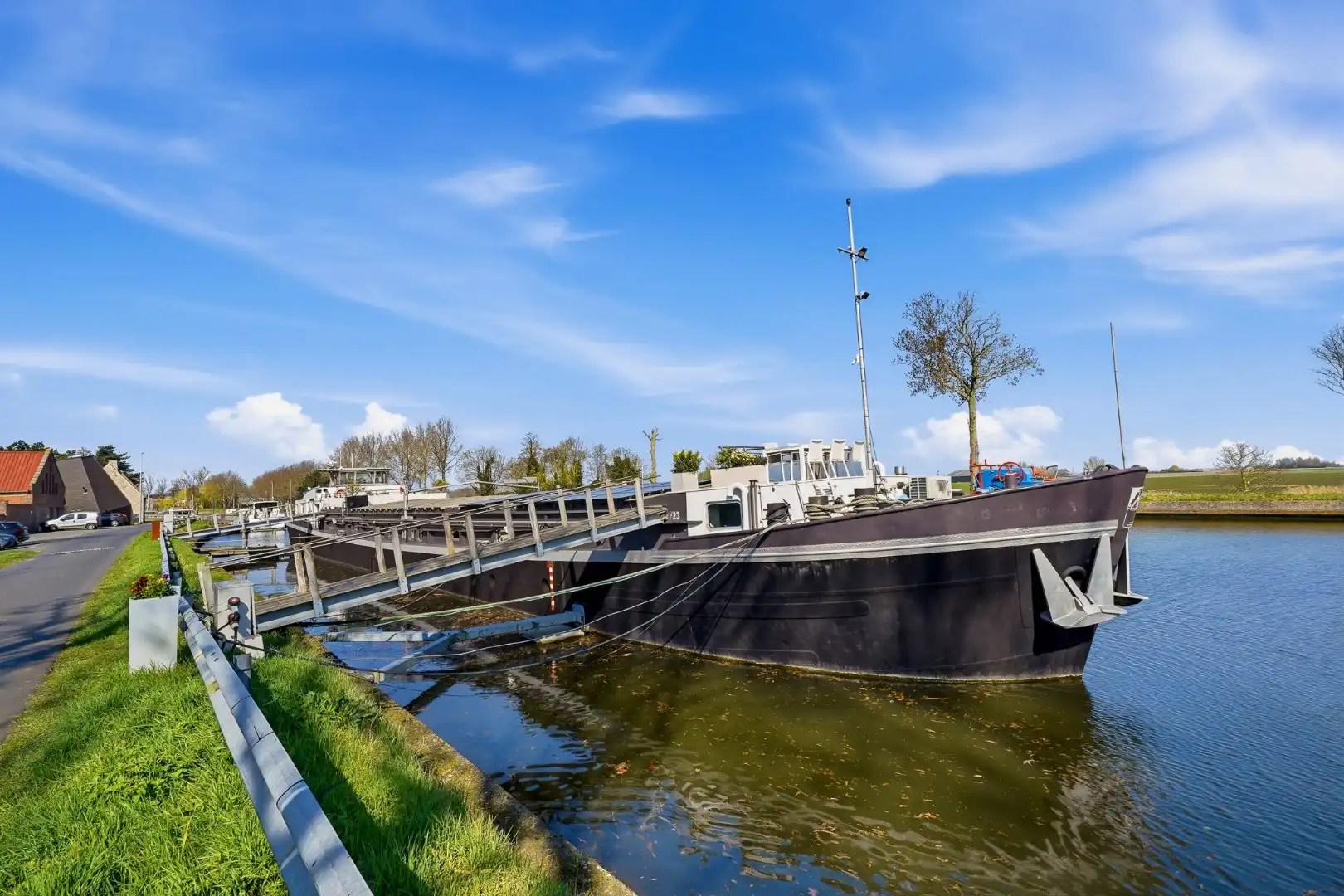 Unieke woonboot met B&B en vergunde ligplaats in Plassendale foto 3