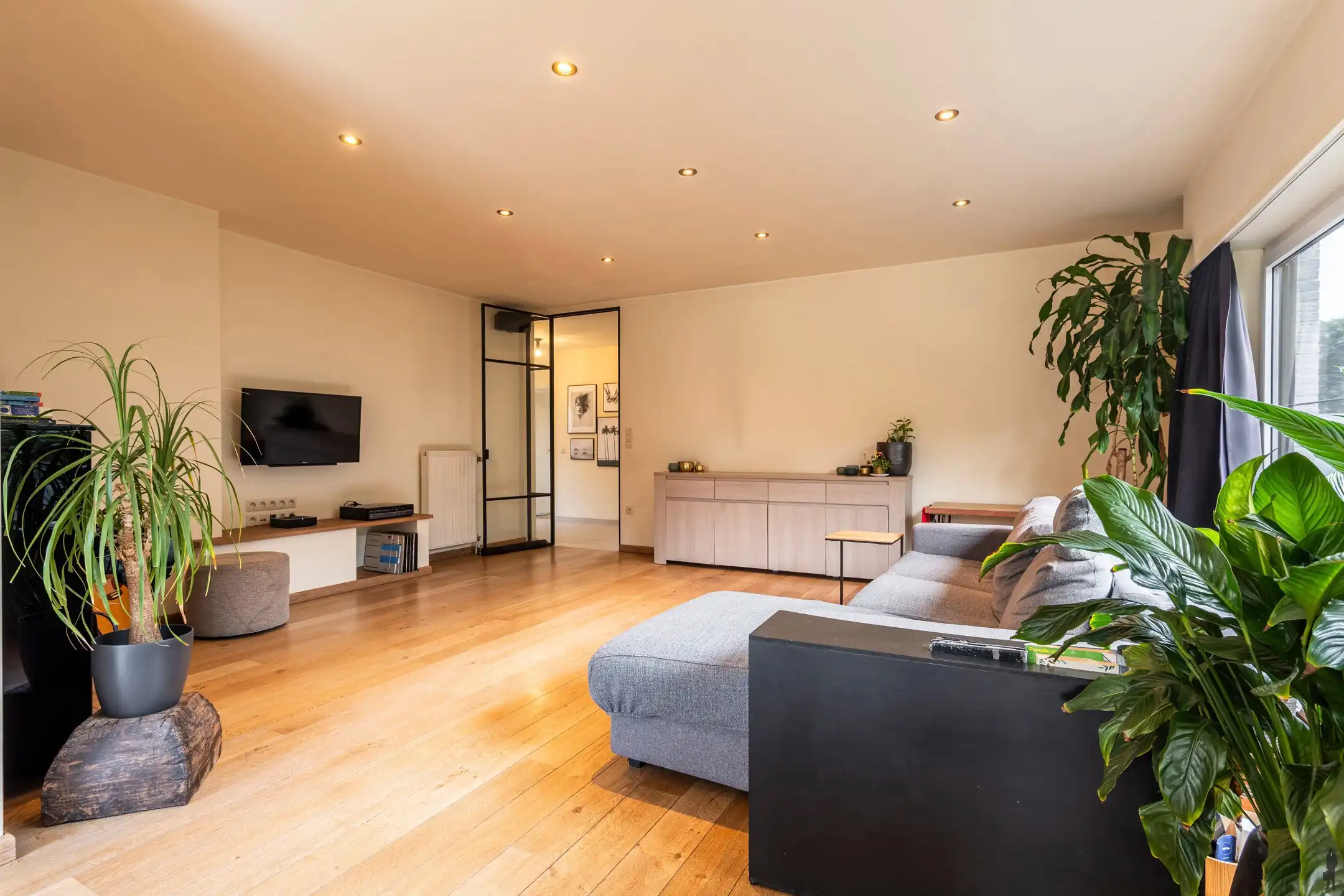 Ruime villa in rustige straat met prachtige zuid-west tuin foto 8