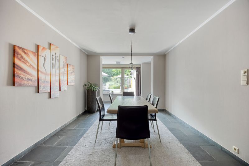 Karaktervolle woning met grote tuin en achteruitweg foto 17