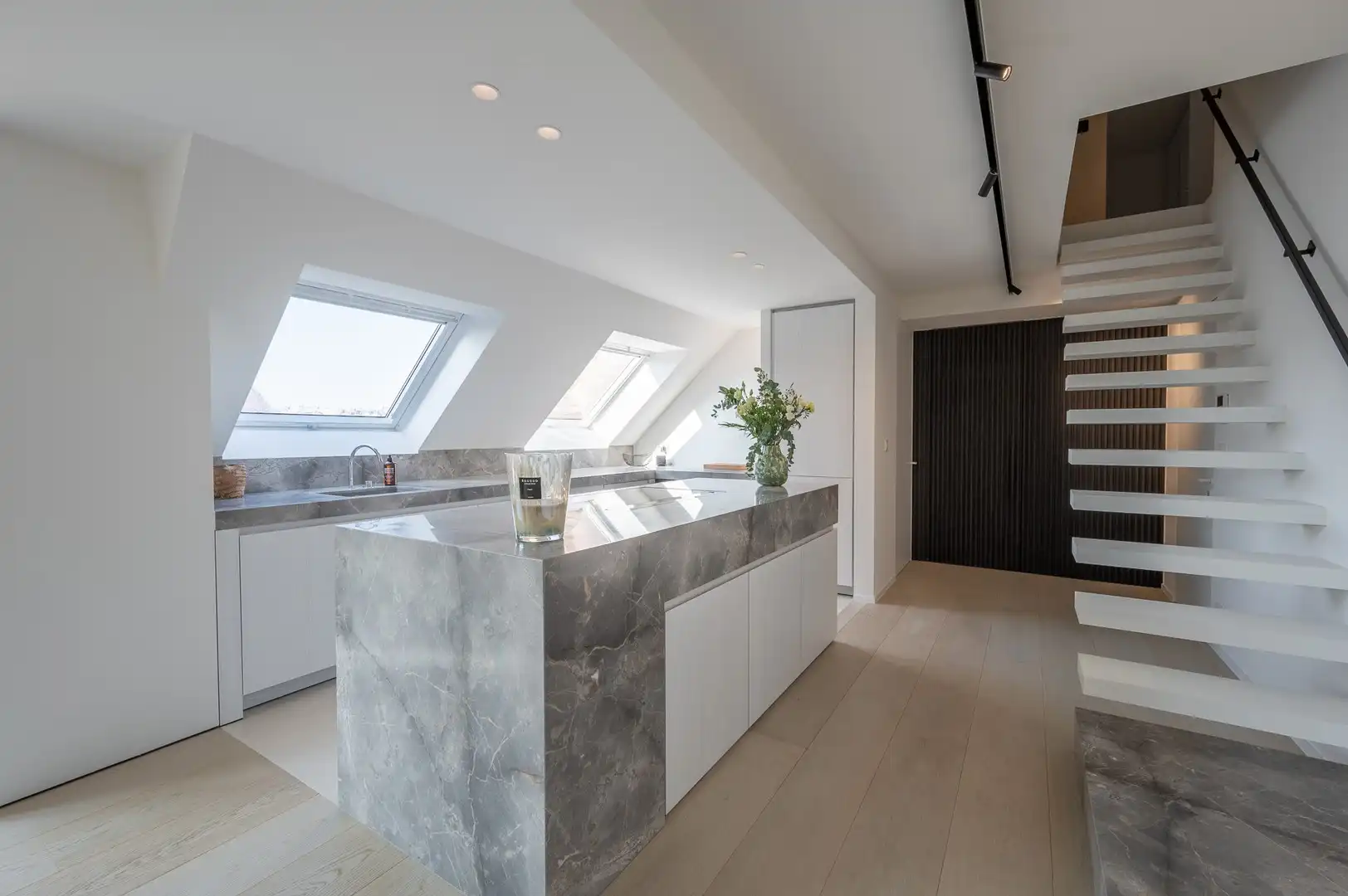 Zonnig gerenoveerd appartement met zuidwest gericht terras en open zicht op wandelafstand van het strand in hartje Zoute. foto 7